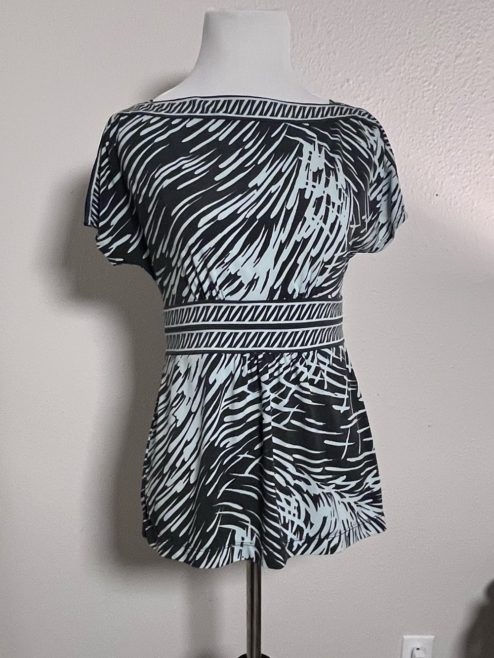BCBGMaxAzria Black and Light Blue Patterned Short Sleeve Tunic